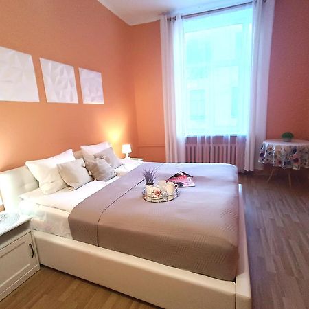 Spacious Old Town Family Peachy 2 Bedrooms Apartment, Nearby The Riga Presidential Castle エクステリア 写真