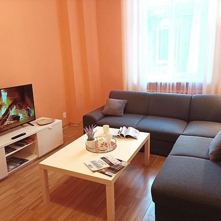 Spacious Old Town Family Peachy 2 Bedrooms Apartment, Nearby The Riga Presidential Castle エクステリア 写真