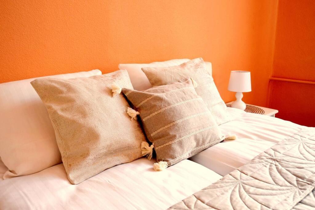 Spacious Old Town Family Peachy 2 Bedrooms Apartment, Nearby The Riga Presidential Castle エクステリア 写真