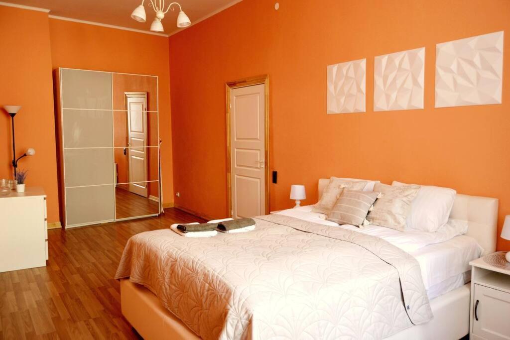 Spacious Old Town Family Peachy 2 Bedrooms Apartment, Nearby The Riga Presidential Castle エクステリア 写真