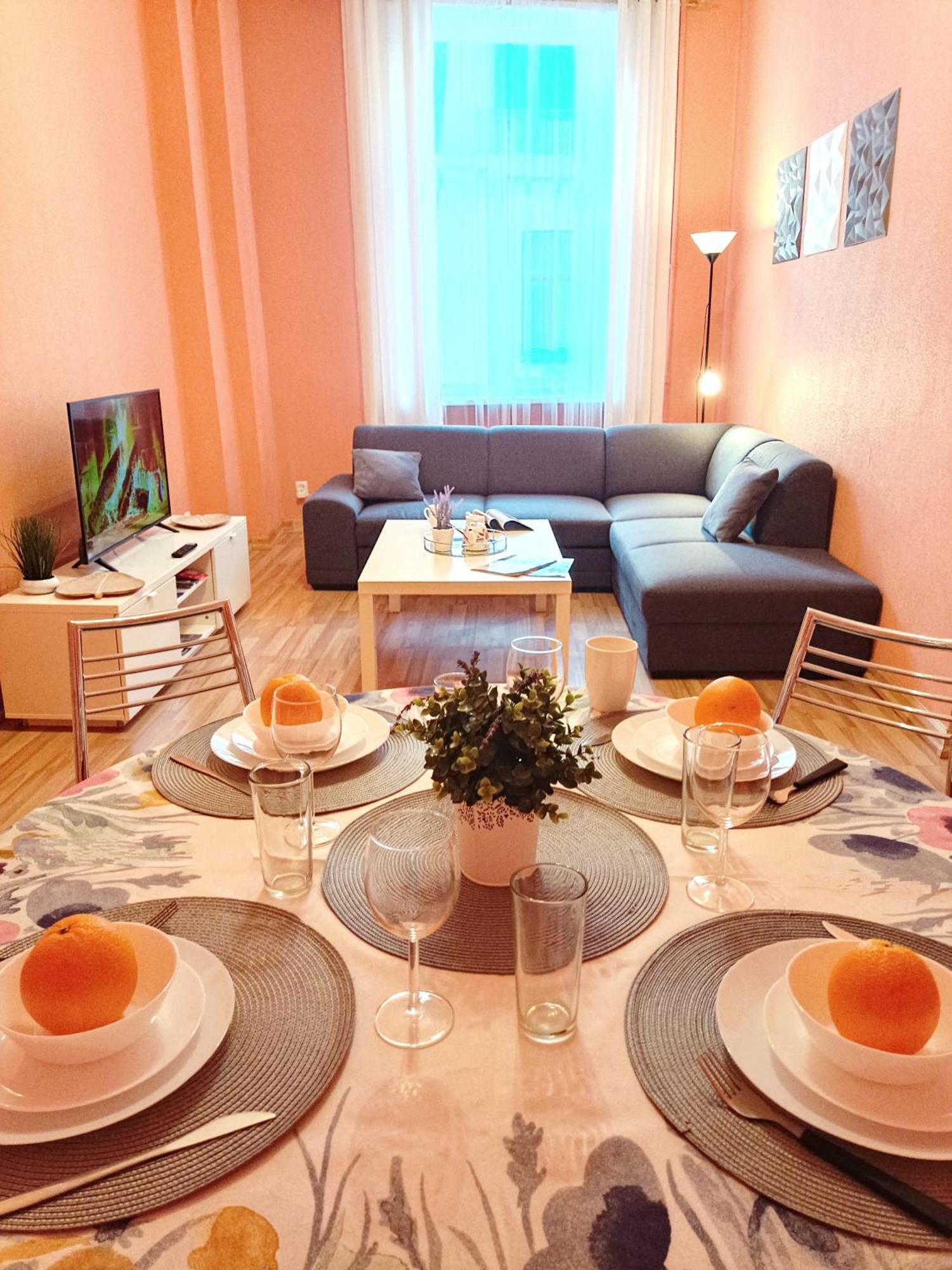Spacious Old Town Family Peachy 2 Bedrooms Apartment, Nearby The Riga Presidential Castle エクステリア 写真